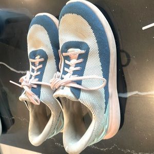 Big Kids Kizik size 6 Anaheim - Bahama